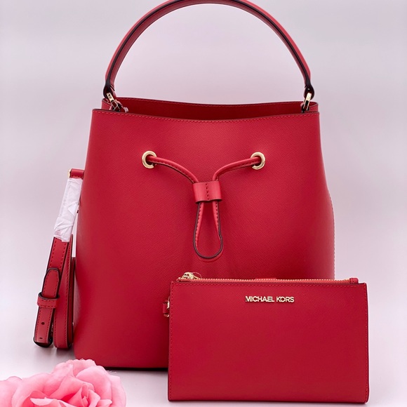 Michael Kors Handbags - Michael Kors Suri Lg Bucket Bag & Wallet Set